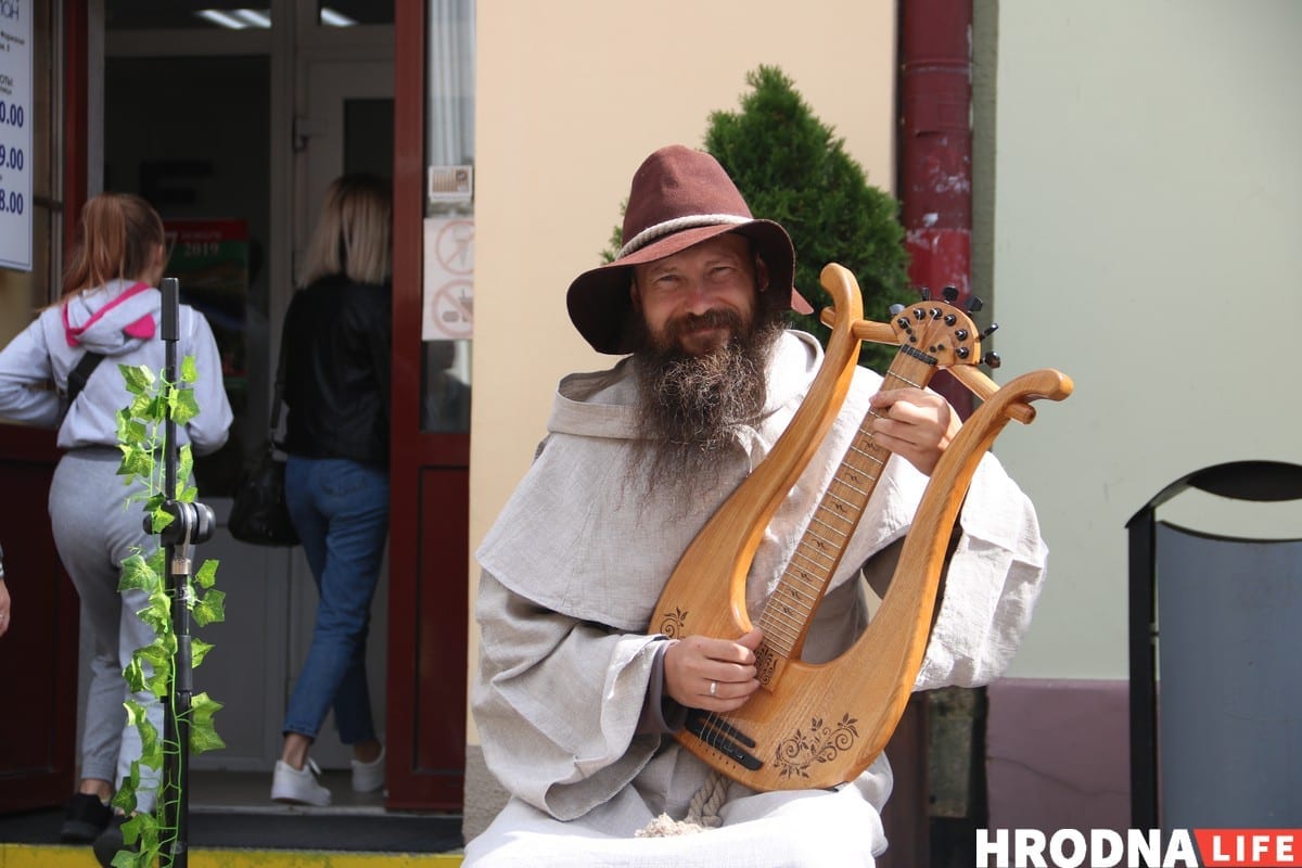 Тату на банане и свинья под горисполкомом - чем удивлял День города в Гродно. Фоторепортаж Тату на банане и свинья под горисполкомом - чем удивлял День города в Гродно. Фоторепортаж