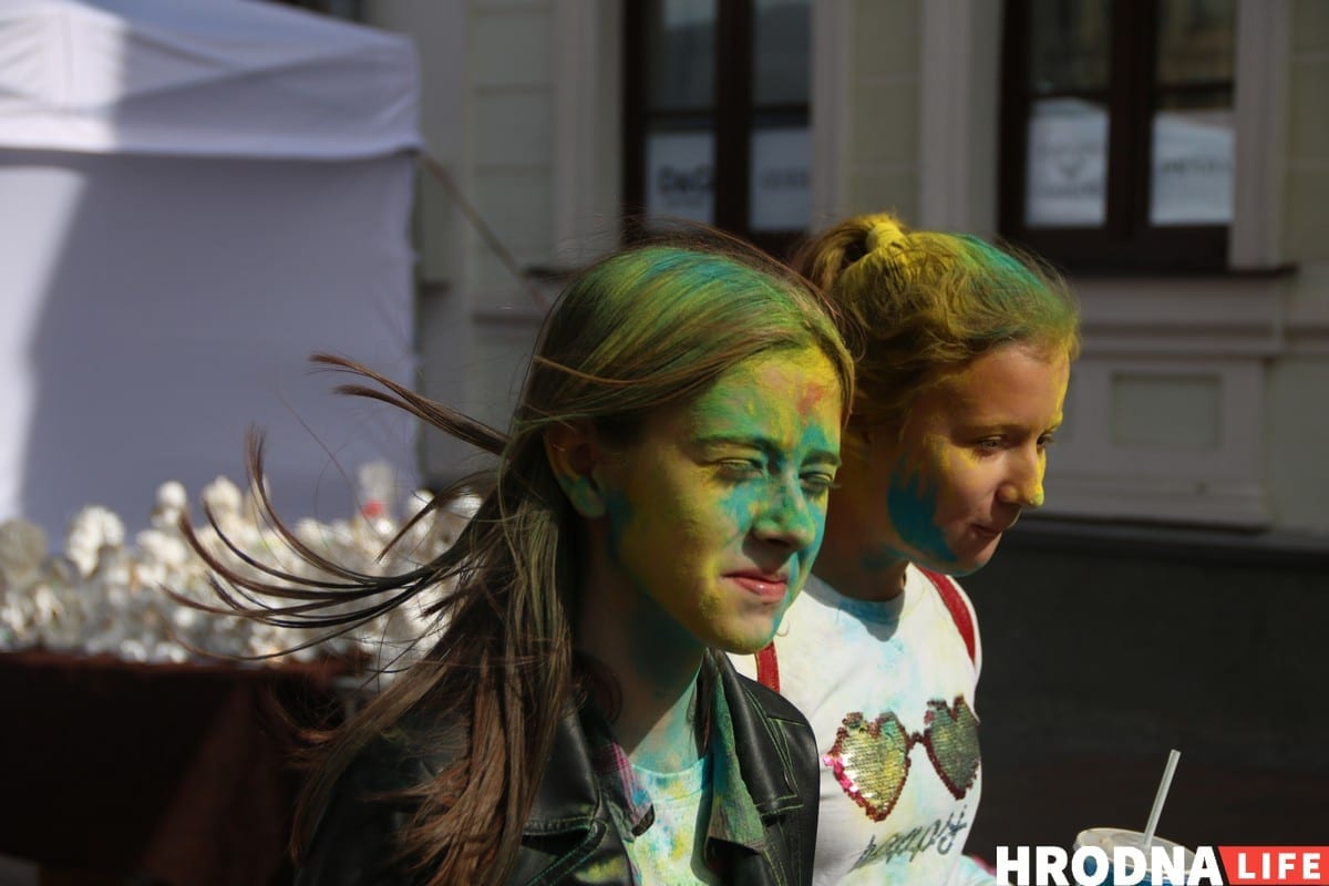Тату на банане и свинья под горисполкомом - чем удивлял День города в Гродно. Фоторепортаж Тату на банане и свинья под горисполкомом - чем удивлял День города в Гродно. Фоторепортаж