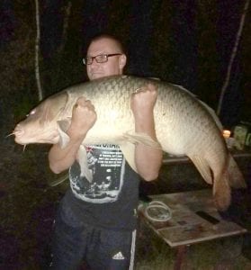 Житель Вороново поймал 32-килограммового карпа… и переселил его в Минскую область