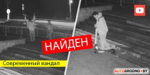 "Злодей найден". Парня, швыряющего прокатный самокат, опознали "Злодей найден". Парня, швыряющего прокатный самокат, опознали
