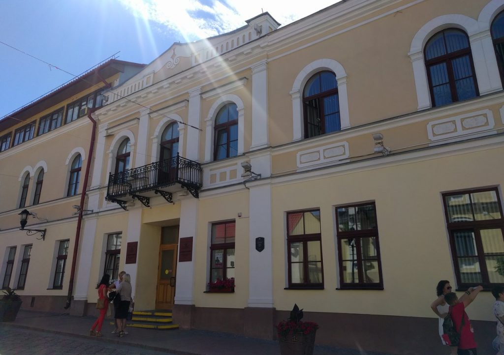 В Гродно продают магазин «элитного турецкого текстиля» Колішні будынак шпіталя Святога Духа, Гродна, вуліца Савецкая 14