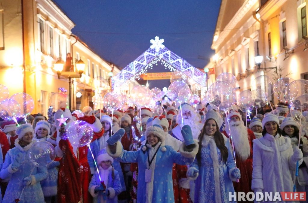 В Гродно прошел парад Дедов Морозов. Но Снегурочек оказалось больше