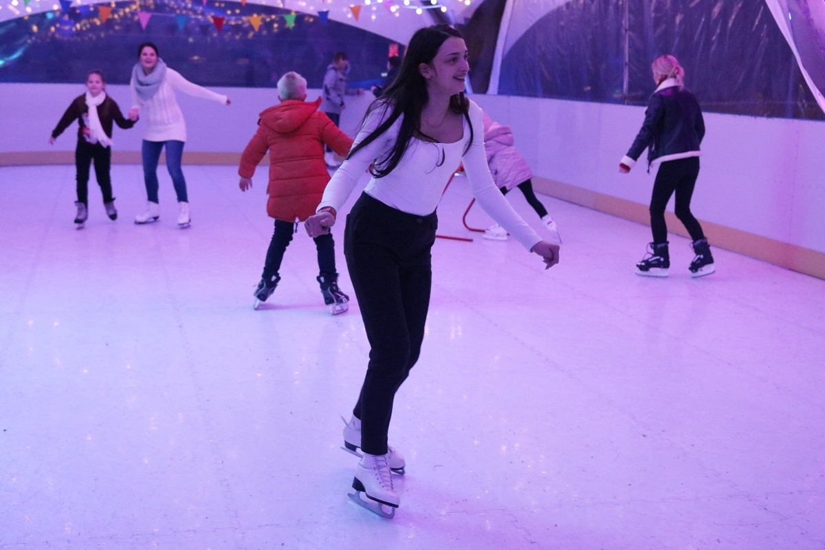 Смотрите, как работает каток на крыше торгового дома "Неман"