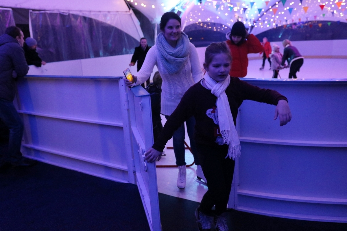 Смотрите, как работает каток на крыше торгового дома "Неман"