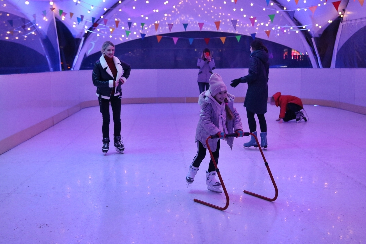 Смотрите, как работает каток на крыше торгового дома "Неман"