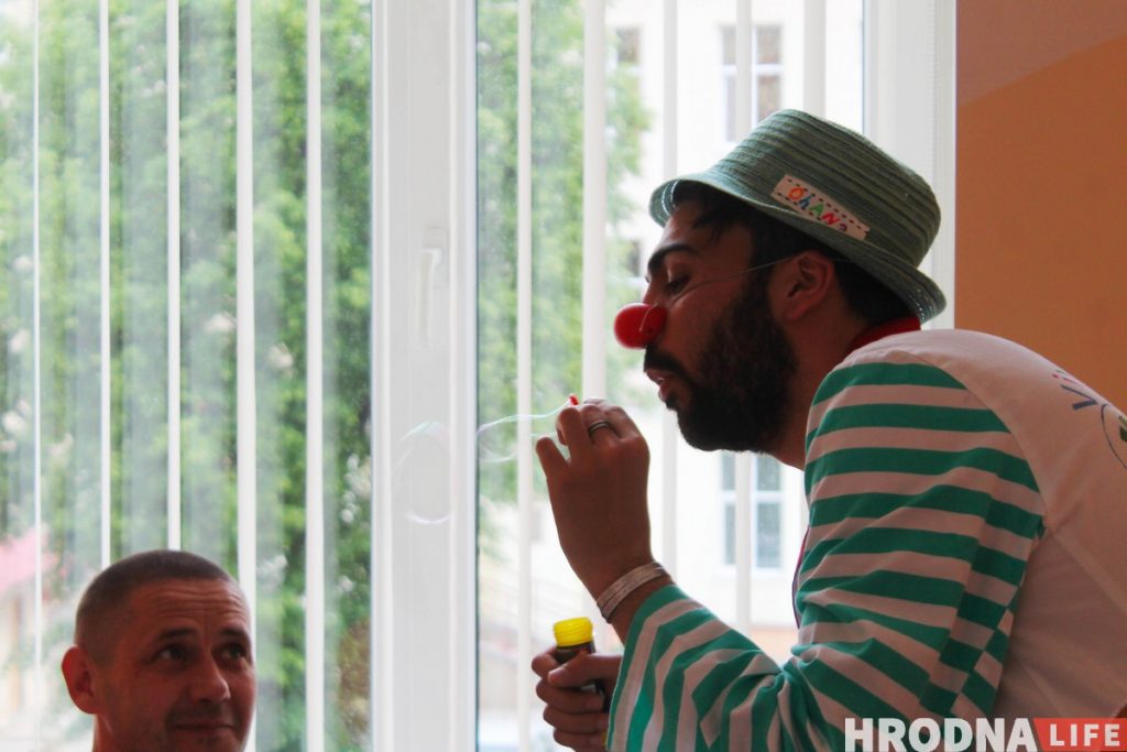 “Шчокі ад смеху баляць”. Бальнічныя клоўны наведалі гродзенскія бальніцы