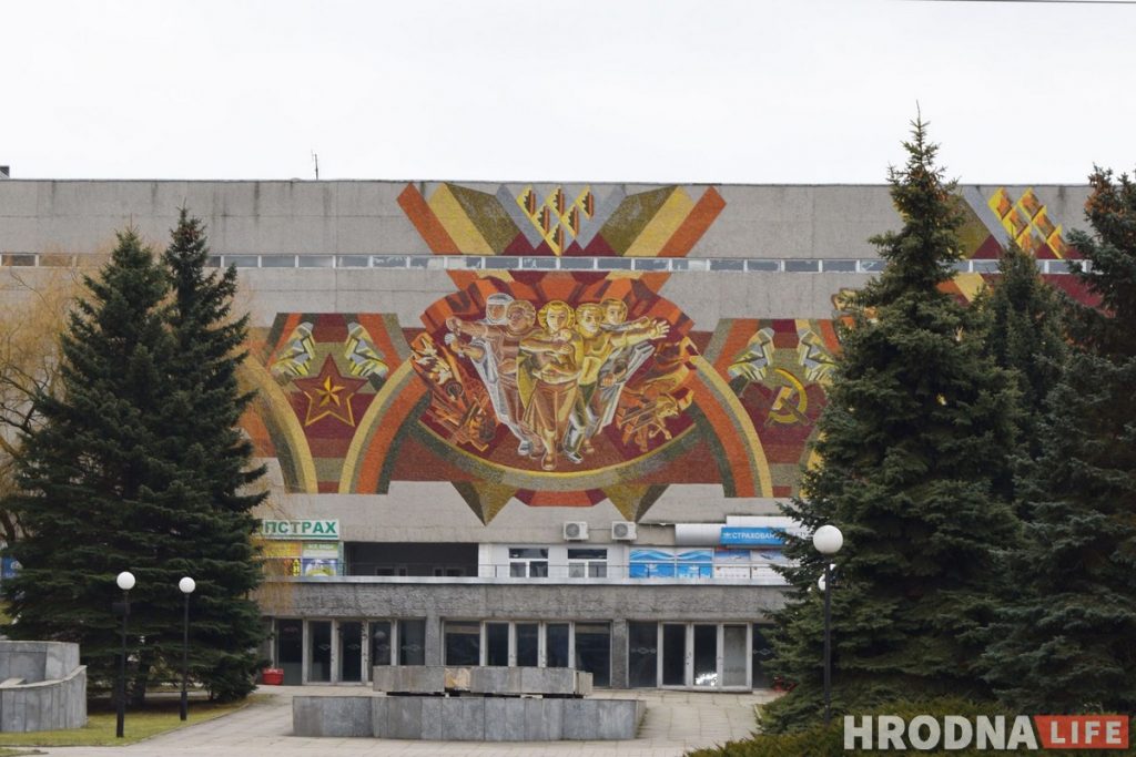 Над бомбоубежищем и с самым большим панно. В Гродно продают корпус “Радиоволны” мозаика панно