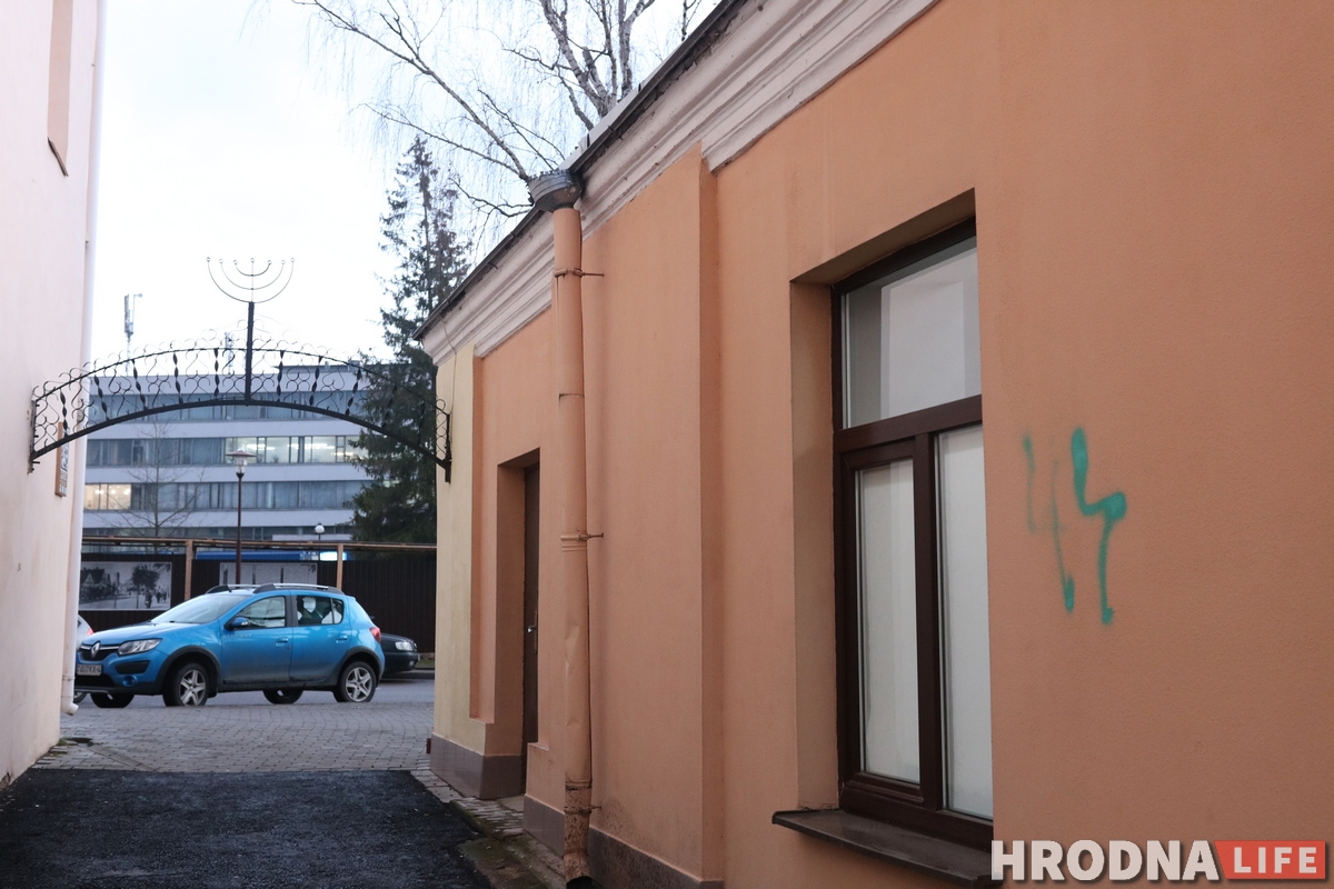 Фотофакт: кто-то разрисовал дома на Замковой странными надписями