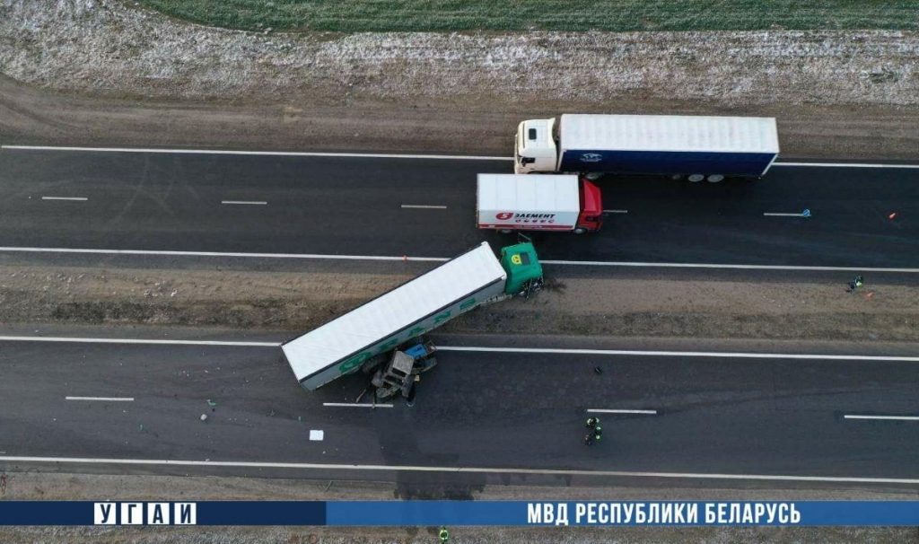 Фура і трактар сутыкнуліся на М6: кіроўца грузавіка памёр