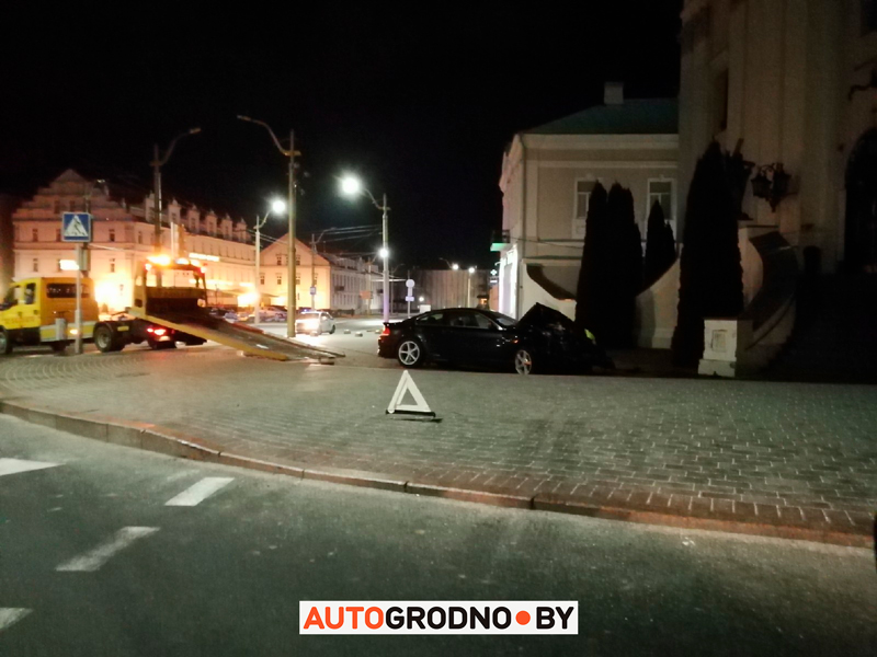 Водитель BMW, влетевший в Фарный костел, месяц назад получил права и 2 недели назад купил машину