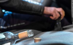 В Гродно водитель выпил бутылку водки и решил перепарковаться. Пострадало шесть машин В Гродно водитель выпил бутылку водки и решил перепарковаться. Пострадало шесть машин