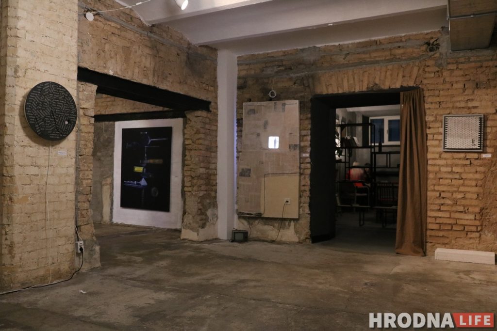 В подвале на Мостовой открылся бар “Третье место” с галереей нового формата 