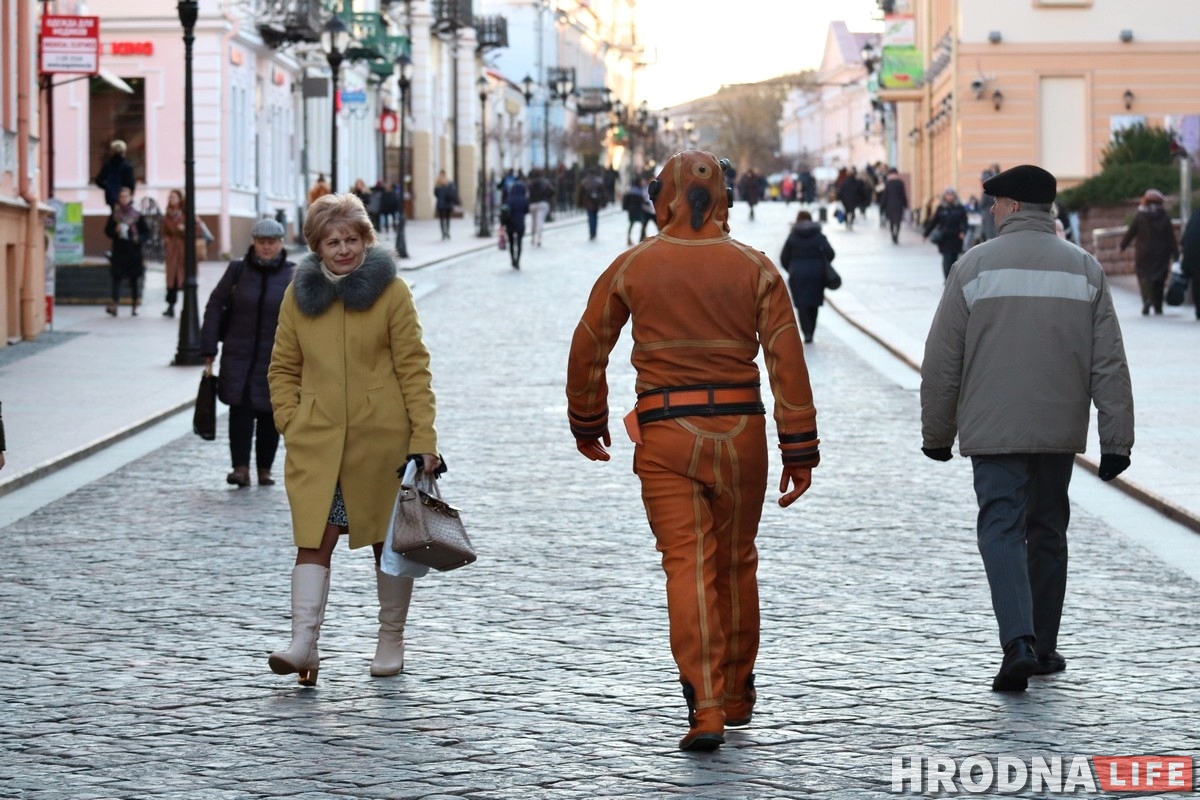 Фотофакт: По Гродно гулял мужчина в защитном костюме 
