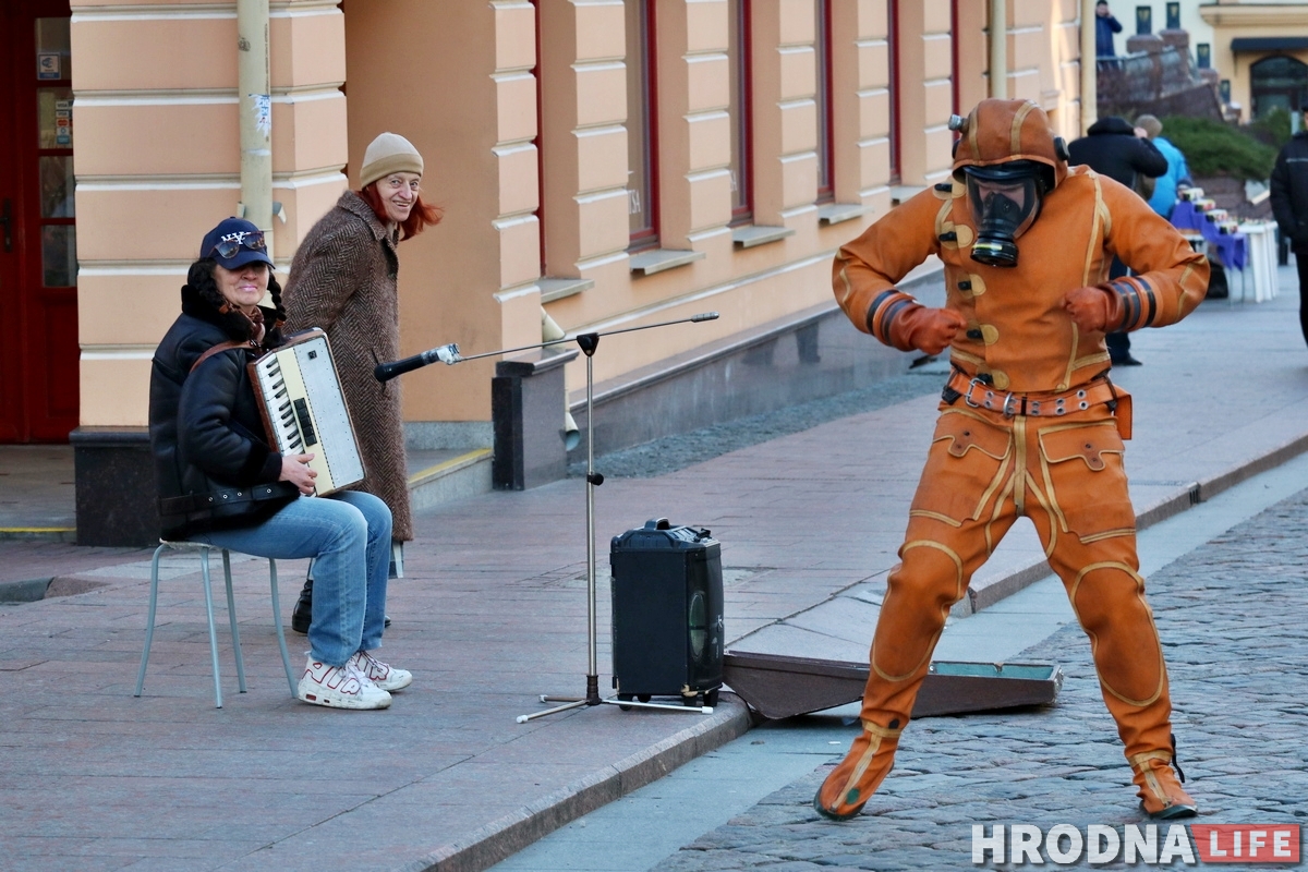 Фотофакт: По Гродно гулял мужчина в защитном костюме 