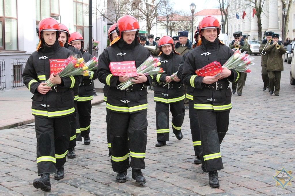Гродзенскія выратавальнікі хадзілі па Савецкай і дарылі цюльпаны жанчынам