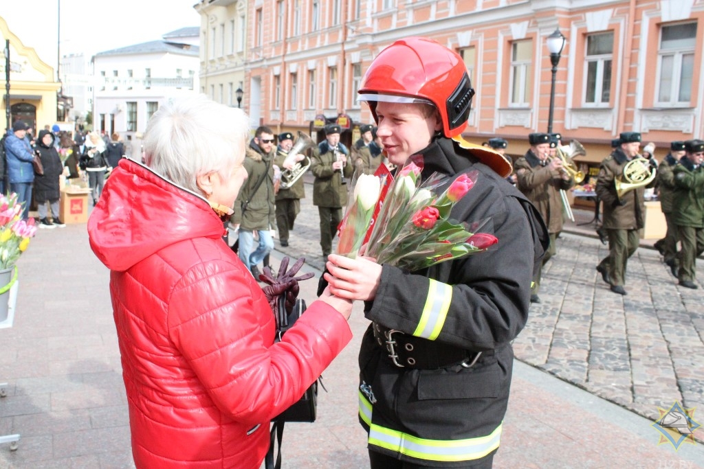 Гродзенскія выратавальнікі хадзілі па Савецкай і дарылі цюльпаны жанчынам