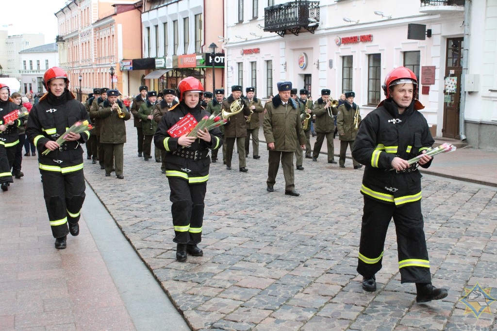 Гродзенскія выратавальнікі хадзілі па Савецкай і дарылі цюльпаны жанчынам