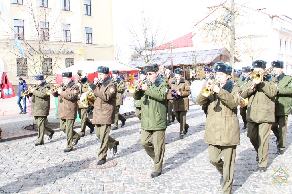 Гродзенскія выратавальнікі хадзілі па Савецкай і дарылі цюльпаны жанчынам