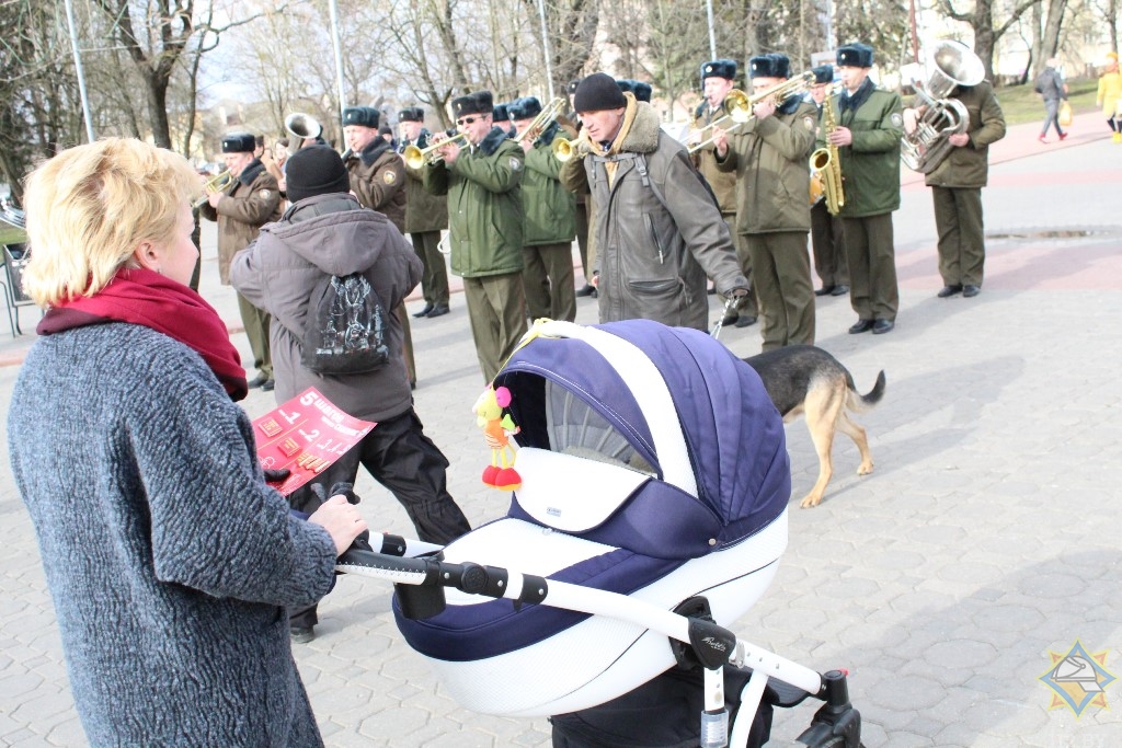 Гродзенскія выратавальнікі хадзілі па Савецкай і дарылі цюльпаны жанчынам