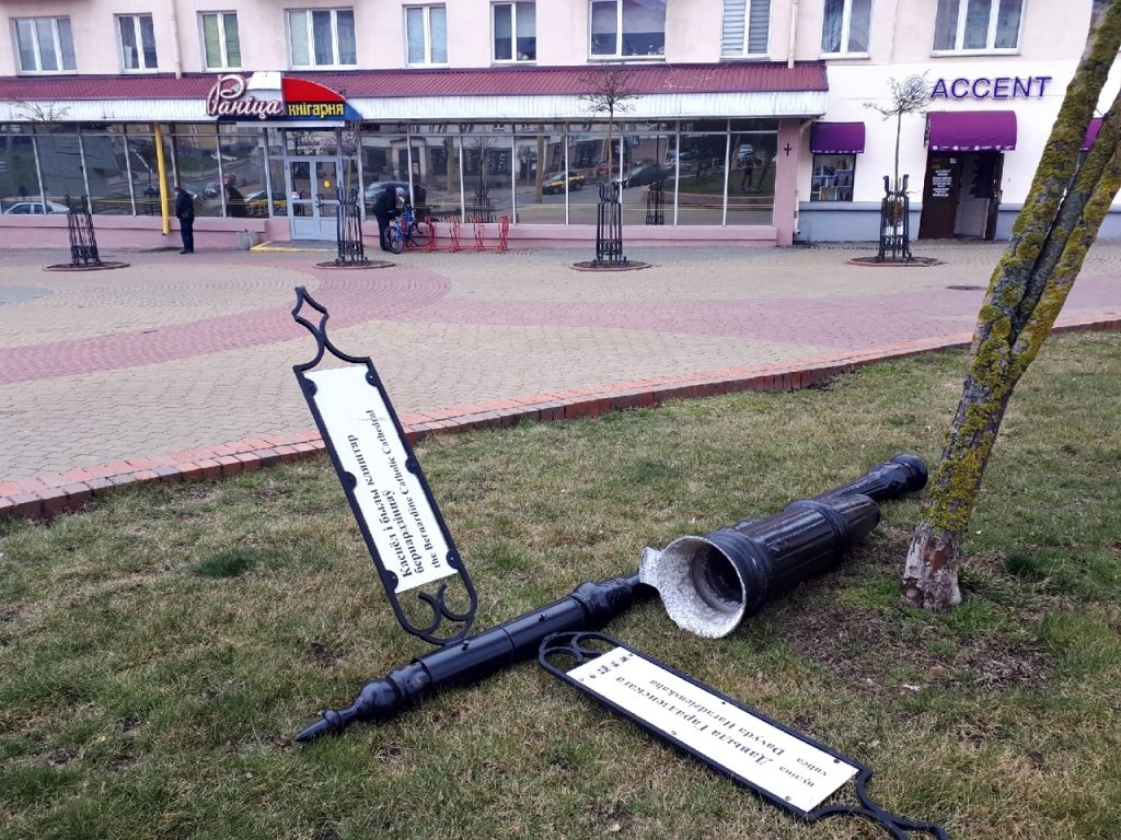 На Мостовой сломали столб с указателями