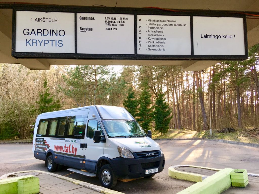 "Мы в шоке". Бизнес гродненских перевозчиков под ударом из-за закрытия границ закрытие границ и отмена автобусов из-за коронавируса Маршрутка из Гродно на вокзале в Друскининкае, taf.by