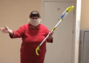 Вирус не пройдет: как на Тавлая жильцы сами обрабатывают подъезд