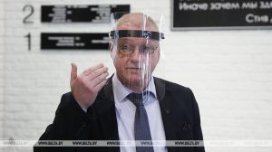 В технопарке ГрГУ создают защитные экраны для медиков директор технопарка ГрГУ им. Янки Купалы Александр Василевич демонстрирует защитный экран, созданный с использованием технологий 3D-печати.
