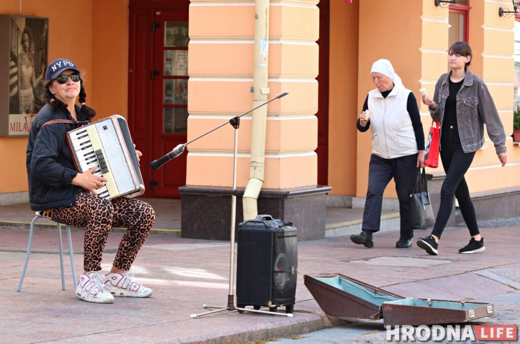 Кризис: аккордеонистка Лена с Советской пошла работать санитаркой