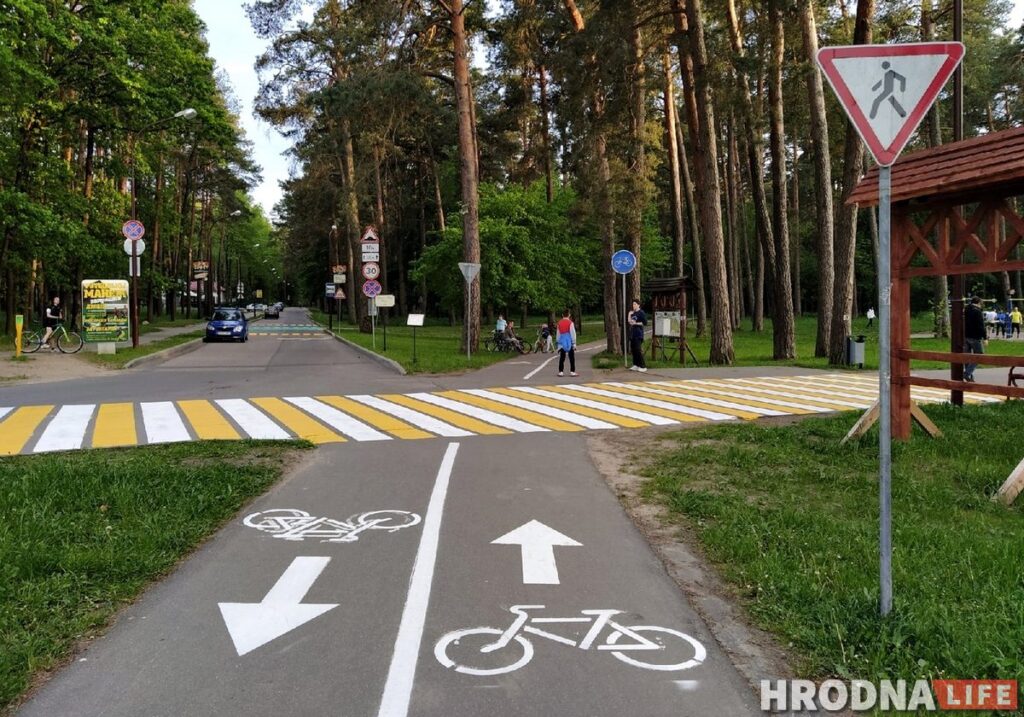 В Пышках обновляют разметку на велодорожках. На очереди предупредительные таблички