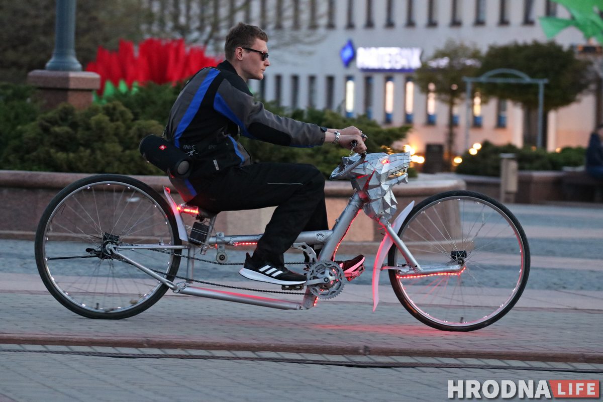 В “Волчке” минимум вложений: гродненец сделал крутой велосипед из картона и светодиодов