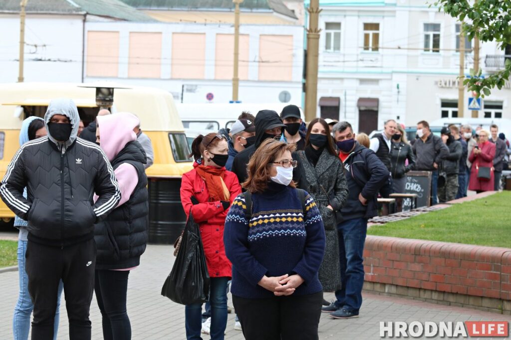 Гродненцы приходят подписаться за Тихановскую, несмотря на задержания