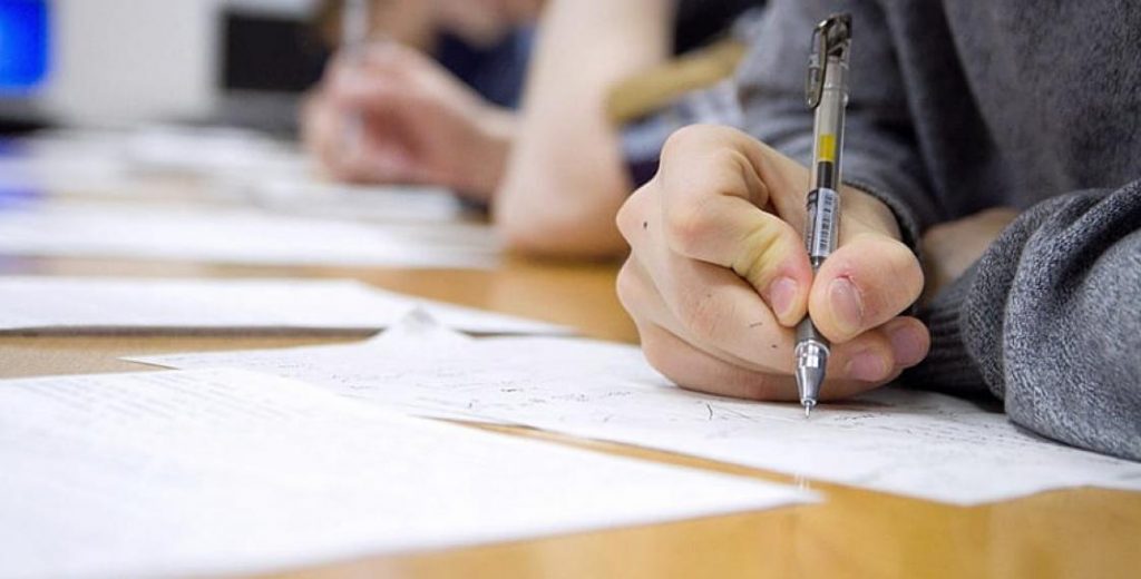 В Беларуси переносят сроки вступительной кампании. Насчет выпускных будут решать в школах