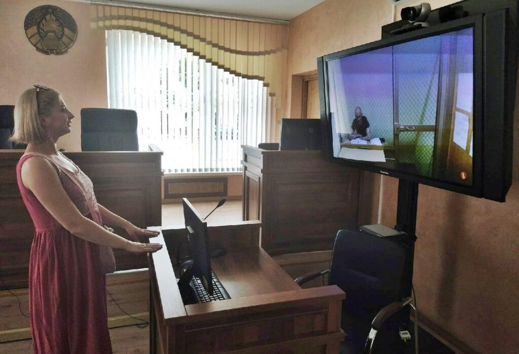 В Гродно начался суд над Владимиром Наумиком. Свидетели говорят, что он мешал работе милиции До начала судебного процесса Виталия Наумик впервые за месяц смогла увидеть мужа и пообщаться с ним