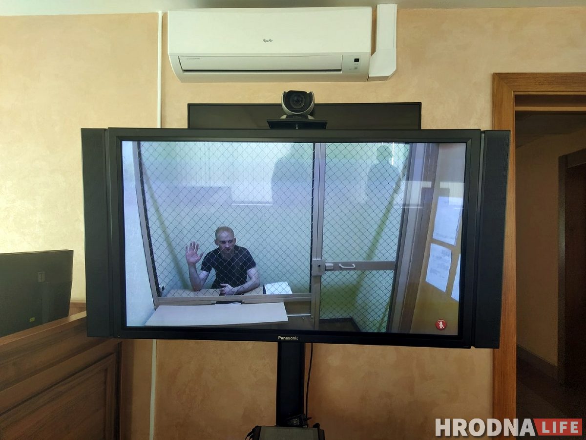 В Гродно начался суд над Владимиром Наумиком. Свидетели говорят, что он мешал работе милиции