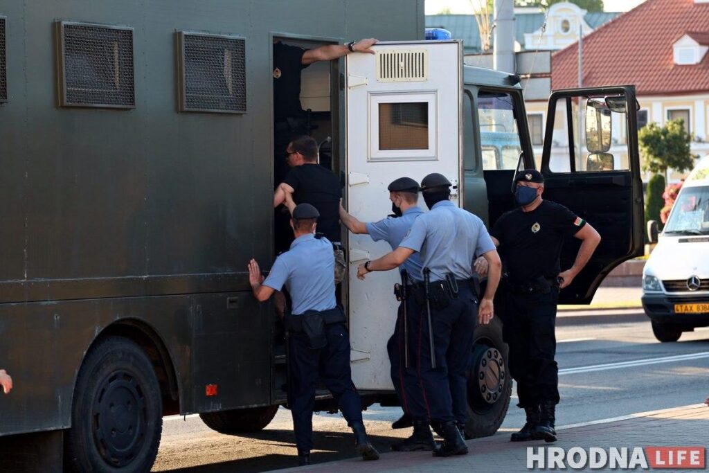 Мат не поможет. Психолог, — о том, почему оскорблять жен милиционеров в социальных сетях — бессмысленно и неконструктивно