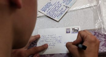 «Впервые в жизни подписал открытку». Гродненцы пишут политзаключенным