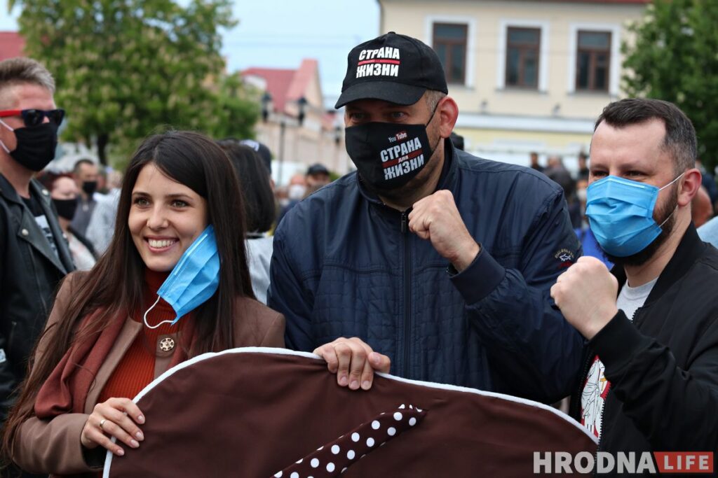 Тихановскому продлили срок до конца сентября. Светлана: "Он мой герой"