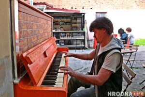 «Это мой подарок городу». В центре Гродно появилось "уличное пианино"