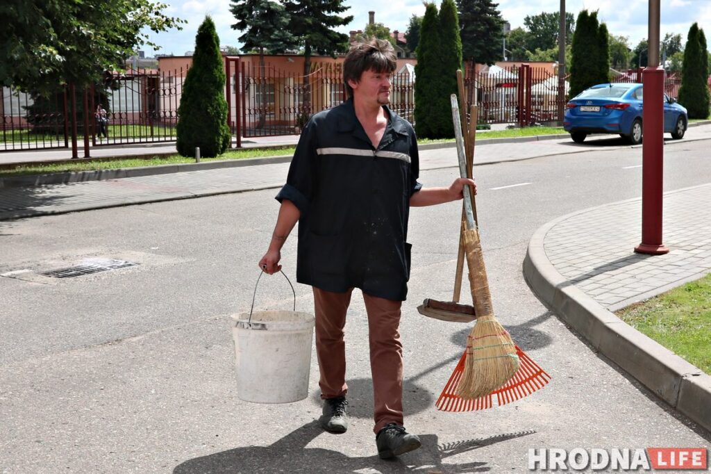 «Дворник для творческого человека - работа хорошая». Уличный музыкант Александр Зимин, - о работе в больнице Гродно из-за пандемии