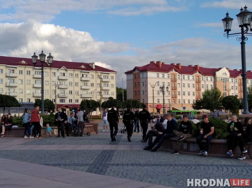 Гродненцы и ОМОН вышли на Советскую после регистрации кандидатов в президенты
