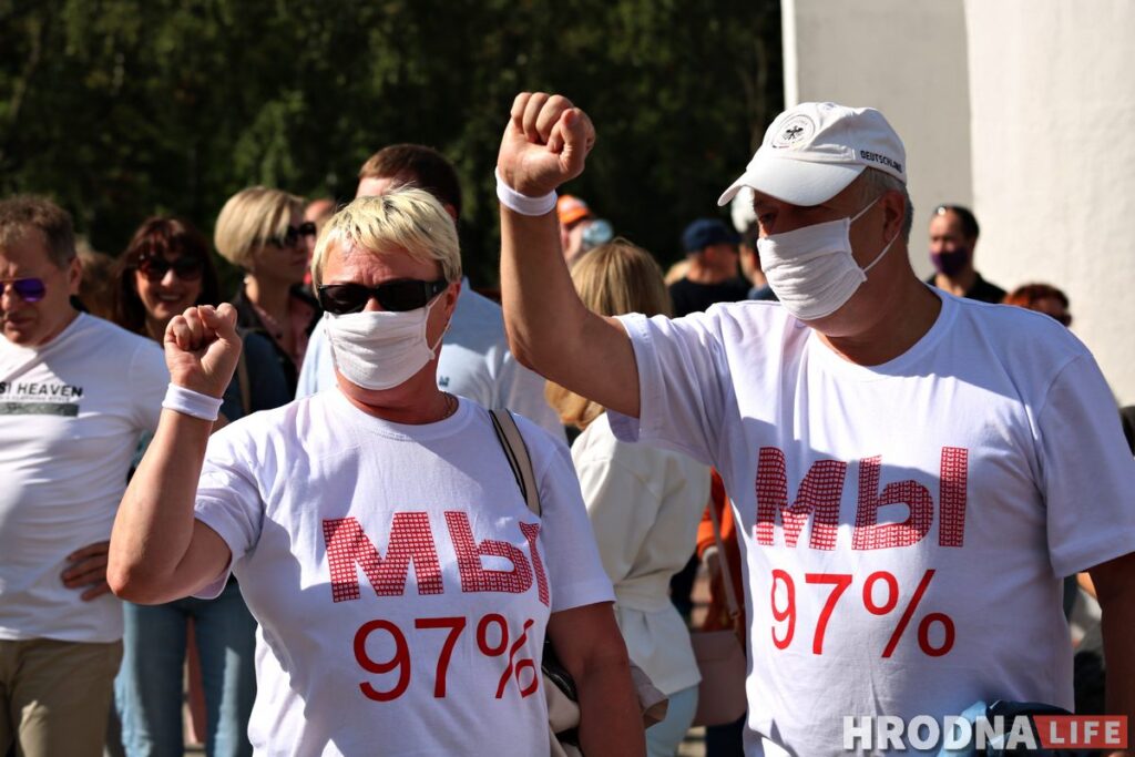 ФОТО: в Гродно прошел первый агитационный пикет за Тихановскую