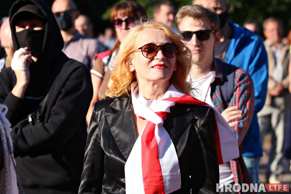 ФОТО: в Гродно прошел первый агитационный пикет за Тихановскую