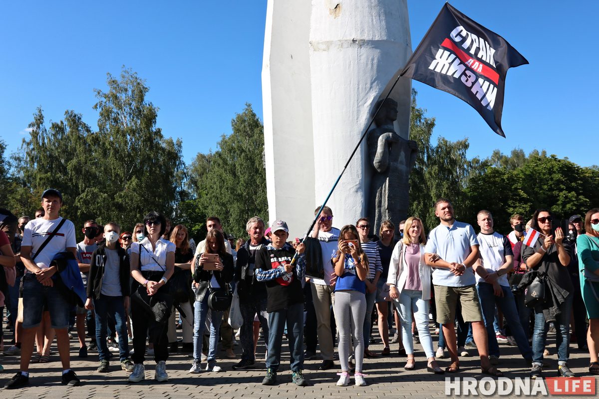 ФОТО: в Гродно прошел первый агитационный пикет за Тихановскую