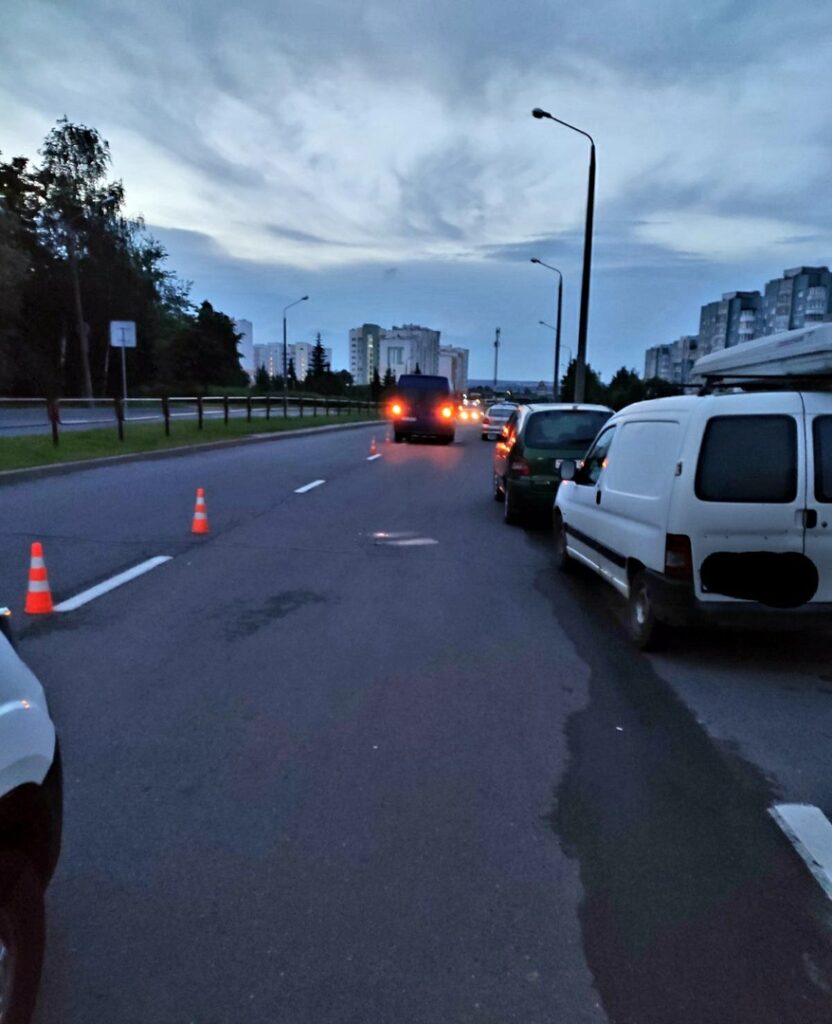 В Гродно ночью мужчина выпал из машины во время движения. Он не выжил