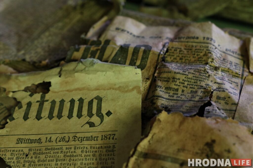 В пристройке лютеранской кирхи во время ремонта нашли старинные газеты В пристройке лютеранской кирхи во время ремонта нашли старинные газеты