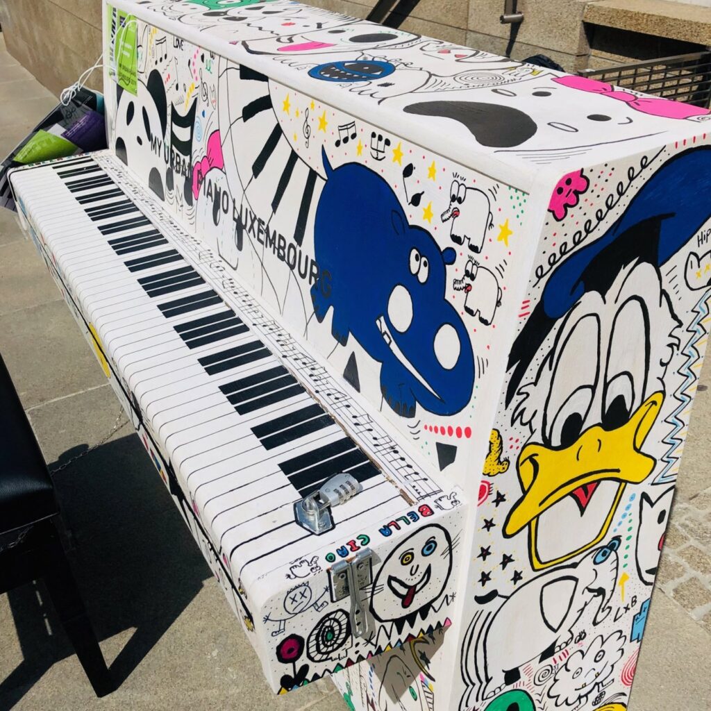 «Это мой подарок городу». В центре Гродно появилось "уличное пианино"