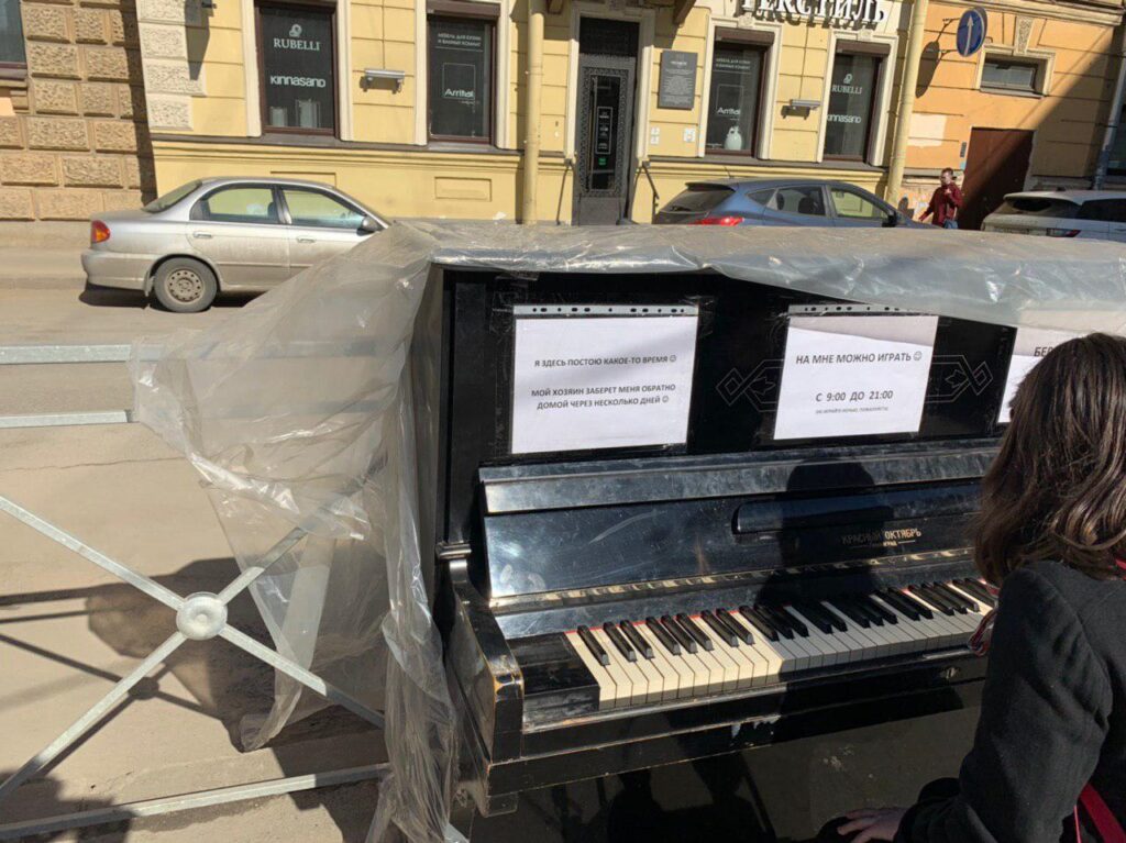 «Это мой подарок городу». В центре Гродно появилось "уличное пианино"