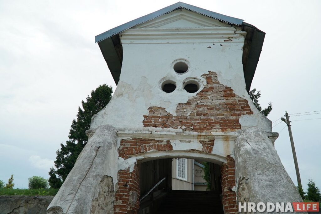 Входная брама Свято-Троицкого костела