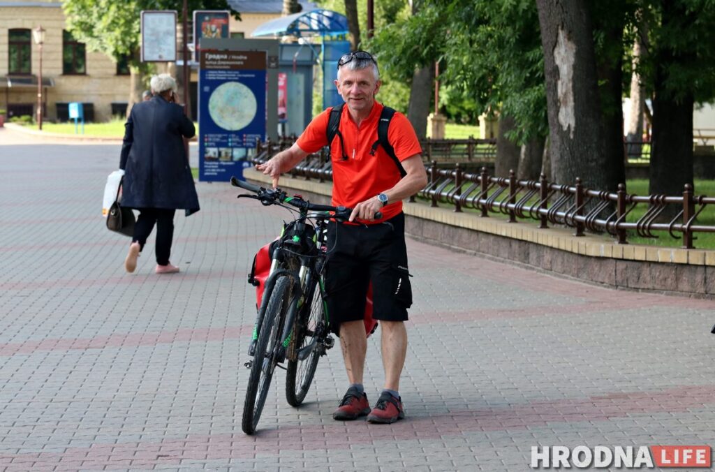«Проверили температуру и разрешили ехать». Турист-велосипедист из Польши рассказал, почему приехал в Гродно