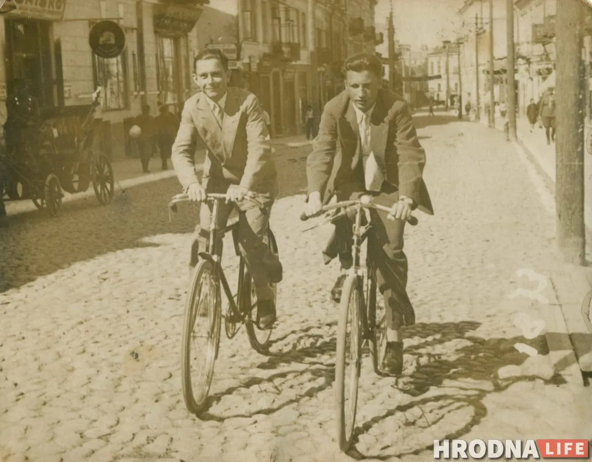 Гродненцы и мужские велосипеды "Неман". 1930-е гг. Фото из коллекции Руслана Кулевича